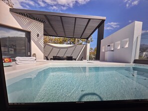 Familjelägenhet - 2 sovrum - privat pool - utsikt mot poolen | 2 sovrum, egyptiska bomullslakan och sängtillbehör av högsta kvalitet