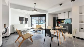 36 inci sebuah televisyen pintar dengan digital, Netflix, meja ping pong