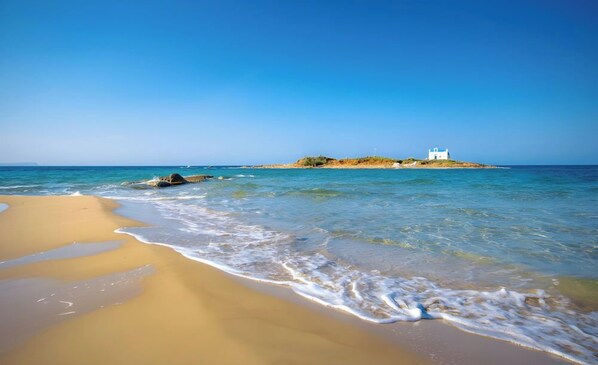 En la playa, sombrillas y toallas de playa