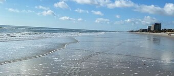 Beachside Ground-Floor Getaway!
Tons of amenities and a short walk to the beach!