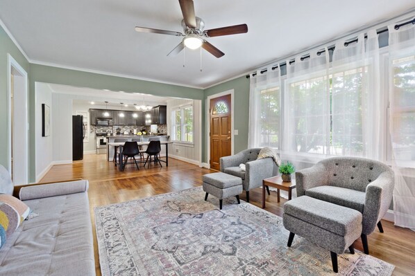 TV - 3BR Cherrydale Retreat Pet-Friendly Near Downtown (Greenville)