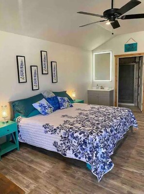 1 bedroom, WiFi, bed sheets - Silver Dollar Winery Bluebonnet (Johnson City)