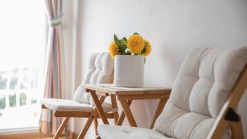 Luksusleilighet, balkong, sjøutsikt | Spiseområde på rommet