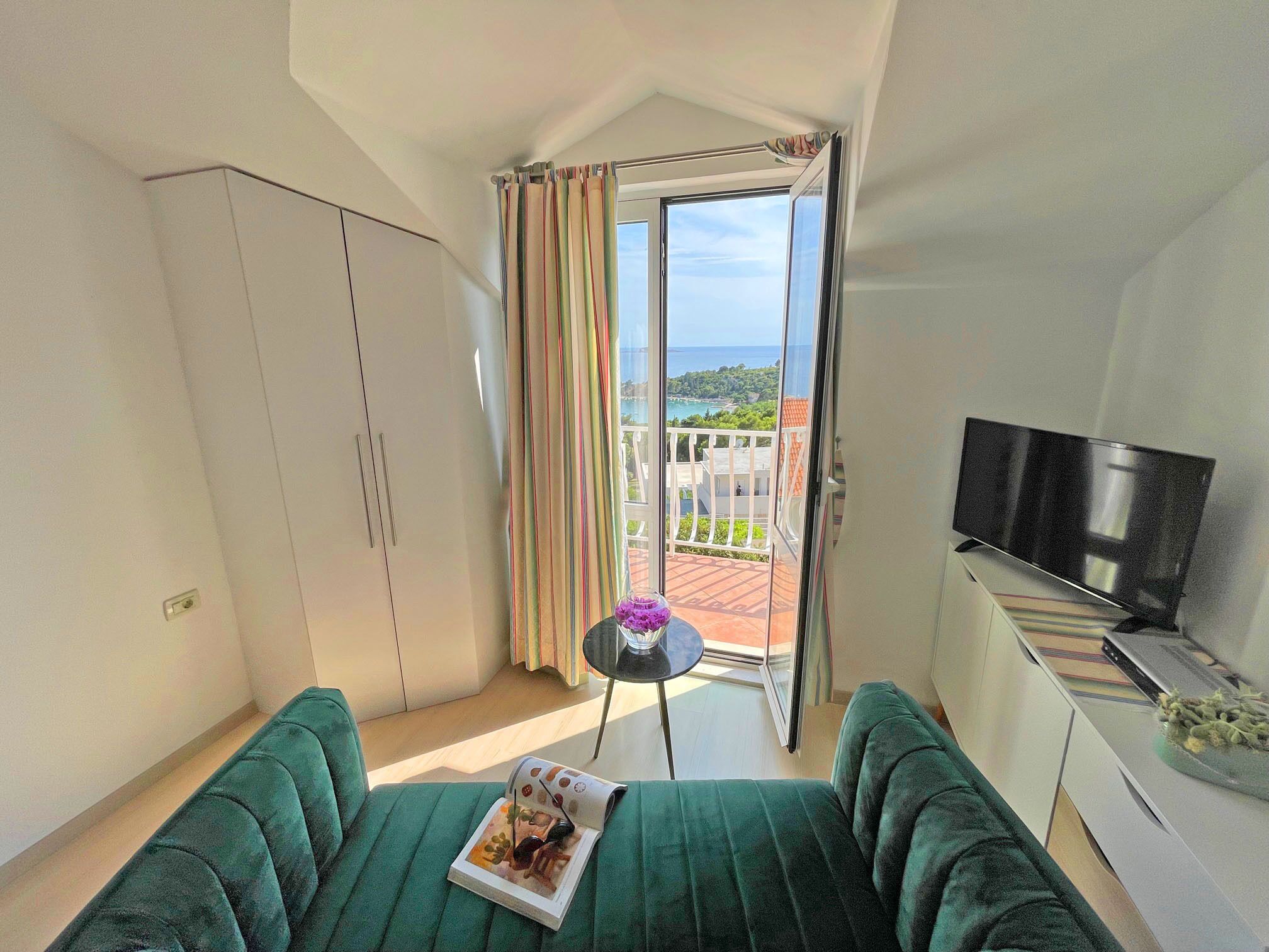 Leilighet – deluxe, balkong, sjøutsikt | Oppholdsområde | En 32-tommers LCD-TV med Parabol-TV