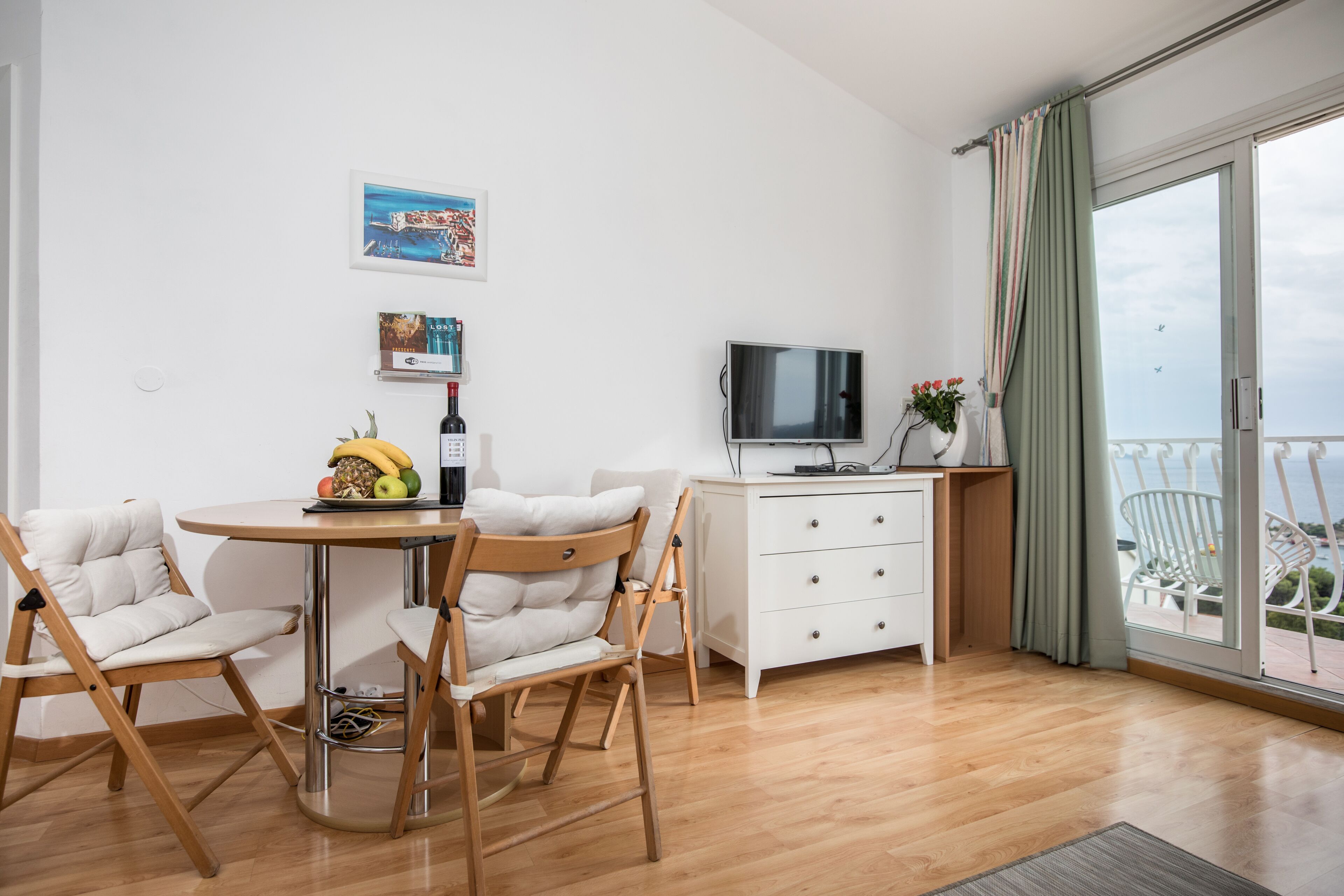 Luksusleilighet, balkong, sjøutsikt | Oppholdsområde | En 32-tommers LCD-TV med Parabol-TV