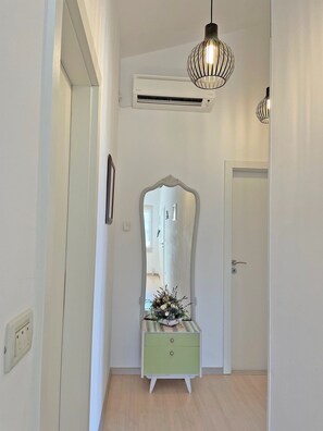 Appartement Deluxe, balcon, vue mer | Coin séjour | Télévision LCD de 32 pouces avec chaînes par satellite