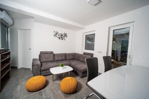 Smart TV, table tennis