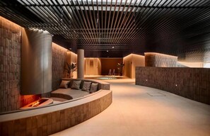 Alberca techada y alberca al aire libre