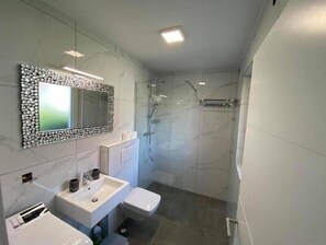 Secadora de cabello, toallas, jabón, shampoo