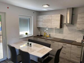 Fridge, microwave, oven, dishwasher - 5 minutes to the pool Villa Lara Terme Čatež with 6 Thermal Riviera Tickets (Catež ob Savi)