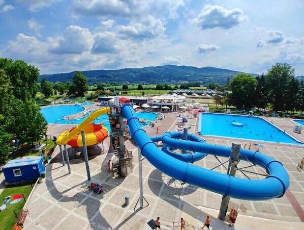 Piscine intérieure, piscine extérieure