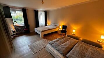 2 Schlafzimmer, Schreibtisch, Bügeleisen/Bügelbrett, WLAN