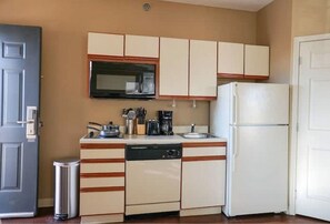 Réfrigérateur, four à micro-ondes, surface de cuisson, lave-vaisselle