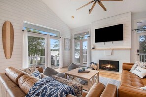 Smart TV, caminetto, videogiochi, impianto stereo