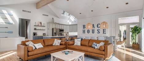 Smart TV, chimenea, videojuegos, estéreo