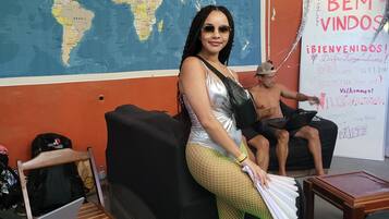 A room with a large world map on the wall, a desk with a laptop, and a sign that reads "BEM VINDOS".