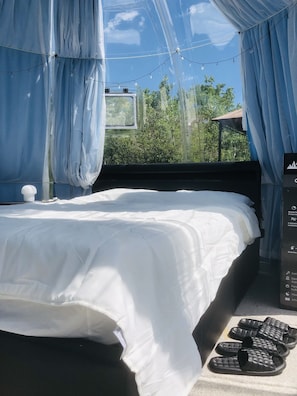 1 bedroom, bed sheets
