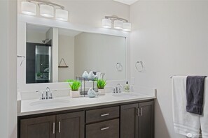 Dusch, hårtork, handdukar och tvål