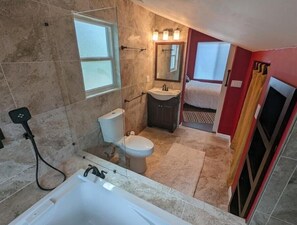 Séchoir à cheveux, serviettes fournies, savon, shampooing