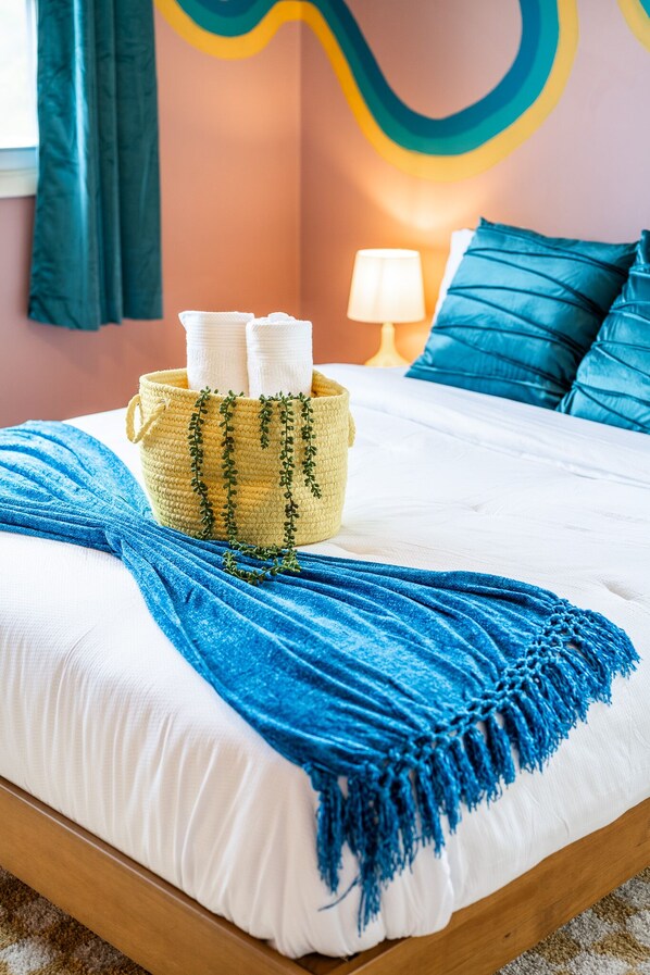 4 室のベッドルーム、デスク、WiFi、ベッドシーツ