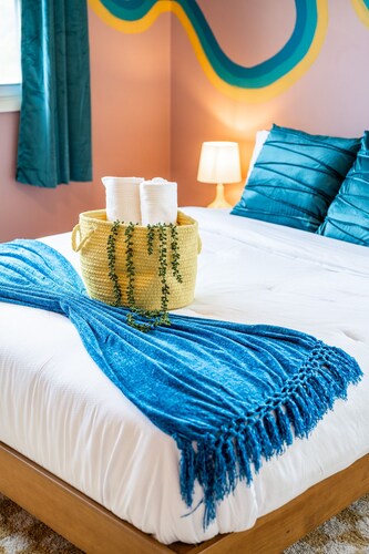 10mins to IUB: 4bd - Karaoke - Pickleball