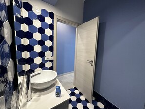 Sèche-cheveux, serviettes fournies, savon, papier toilette