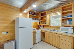 Réfrigérateur, micro-ondes, plaque de cuisson, cafetiÚre/bouilloire