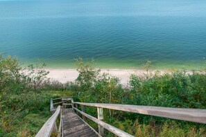 Ranta lähistöllä, aurinkotuoleja