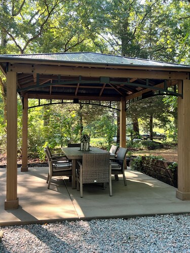 Cozy retreat just 1 mile from the Fine Creek Brewery & eclectic wedding venue. 