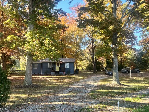 Cozy retreat just 1 mile from the Fine Creek Brewery & eclectic wedding venue. 
