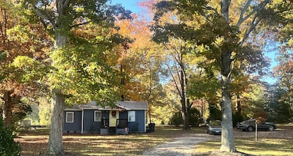 Cozy retreat just 1 mile from the Fine Creek Brewery & eclectic wedding venue.