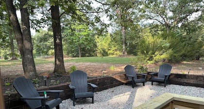 Cozy retreat just 1 mile from the Fine Creek Brewery & eclectic wedding venue.