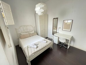 3 bedrooms, desk, iron/ironing board, free WiFi - Large Historical Home with A/C 4 Beds 2.5 Bath Old City Center Walk Everywhere (Cádiz)