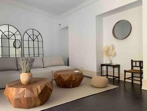 Smart TV, books - Large Historical Home with A/C 4 Beds 2.5 Bath Old City Center Walk Everywhere (Cádiz)