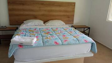 1 habitación, tabla de planchar con plancha, wifi y ropa de cama
