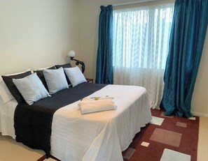 3 habitaciones, tabla de planchar con plancha y ropa de cama 