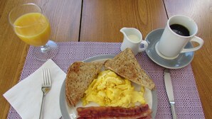 Daily cooked-to-order breakfast for a fee - Marathon Inn (Grand Manan)