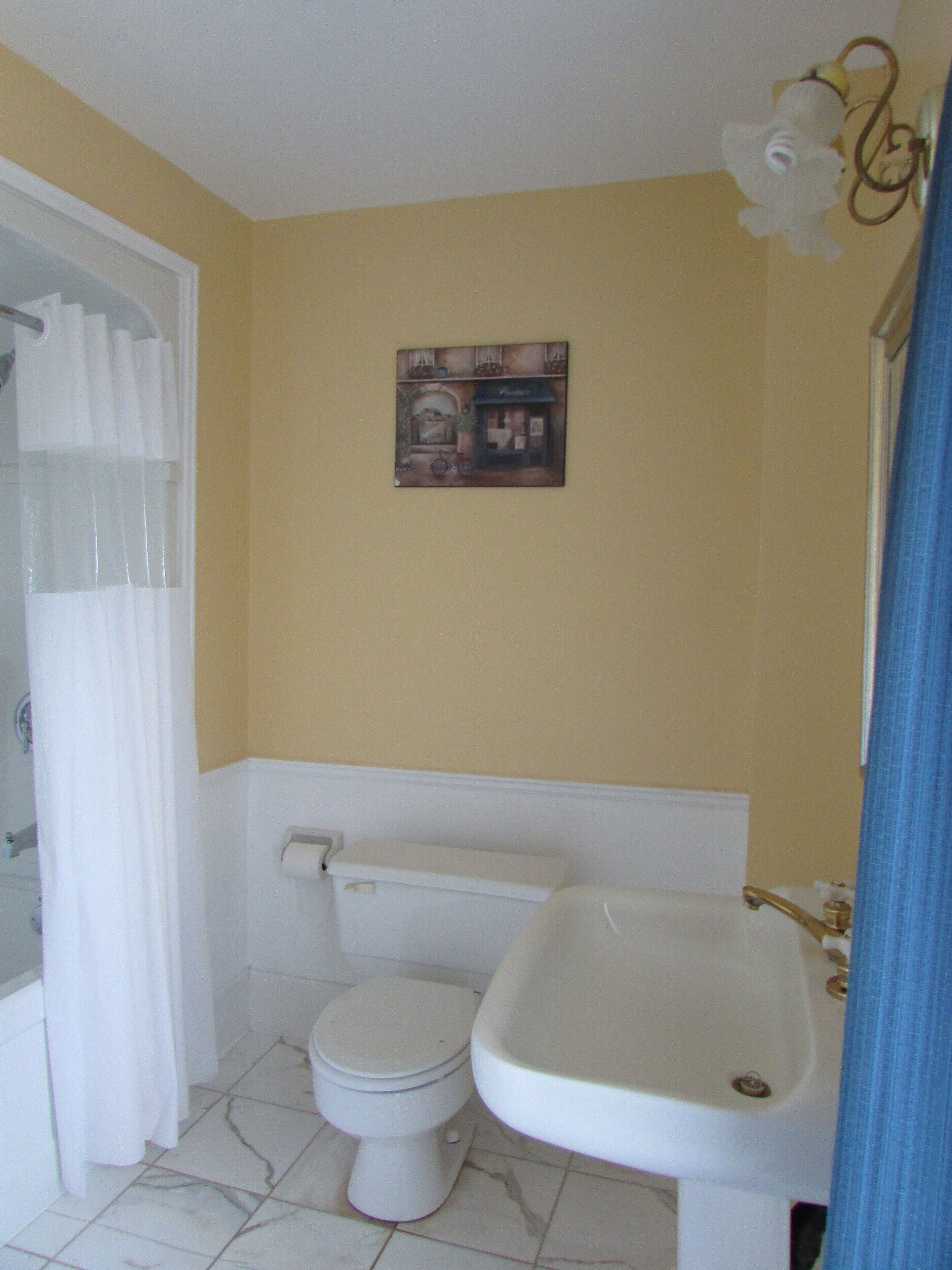Chambre classique, 1 grand lit, vue sur la mer | Salle de bain | Ensemble baignoire-douche, séchoir à cheveux, serviettes fournies, savon