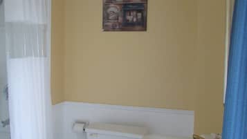 Chambre classique, 1 grand lit, vue sur la mer | Salle de bain | Ensemble baignoire-douche, séchoir à cheveux, serviettes fournies, savon