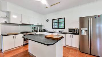 Refrigerador, microondas, horno, placa de cocina