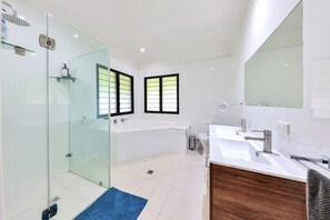 Secadora de cabello, toallas, jabón, shampoo 