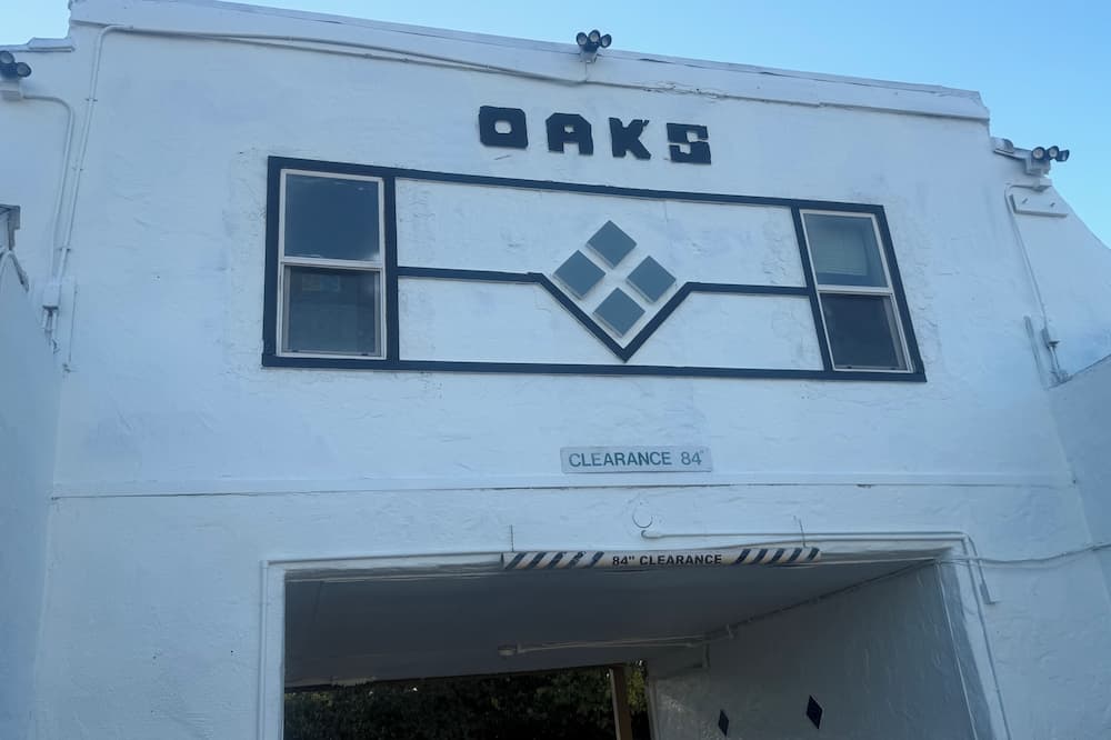 The Oaks Motel