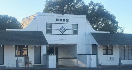 The Oaks Motel