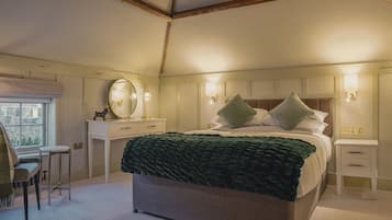 Deluxe Room, 1 King Bed | 1 bedroom, premium bedding, iron/ironing board, free WiFi