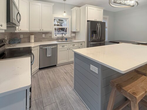 Live Oak Villa~ OKI Family Focused Beach Retreat ~King Primary w/ Ensuite