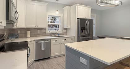 Live Oak Villa~ OKI Family Focused Beach Retreat ~King Primary w/ Ensuite