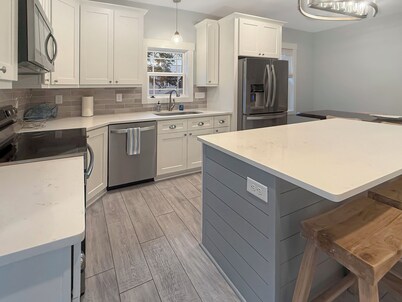 Live Oak Villa~ OKI Family Focused Beach Retreat ~King Primary w/ Ensuite