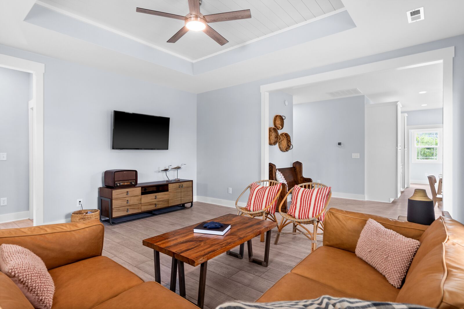 TV connectée, livres, chaîne hi-fi