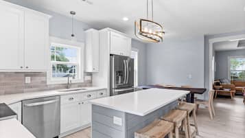 雪櫃、微波爐、焗爐、爐具