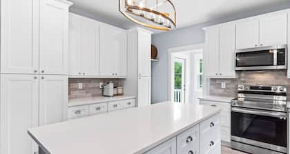 Live Oak Villa~ OKI Family Focused Beach Retreat ~King Primary w/ Ensuite